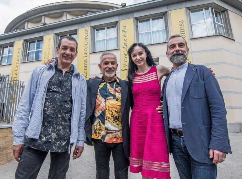 El director artístico Eduardo Lao, el coreógrafo Víctor Ullate, el gerente del teatro, Antonio Garde, y la bailarina Lucía Lacarra, que interpretará la versión actualizada de &quot;Carmen&quot;, durante su presentación en el teatro de la Maestranza de Sevilla. 