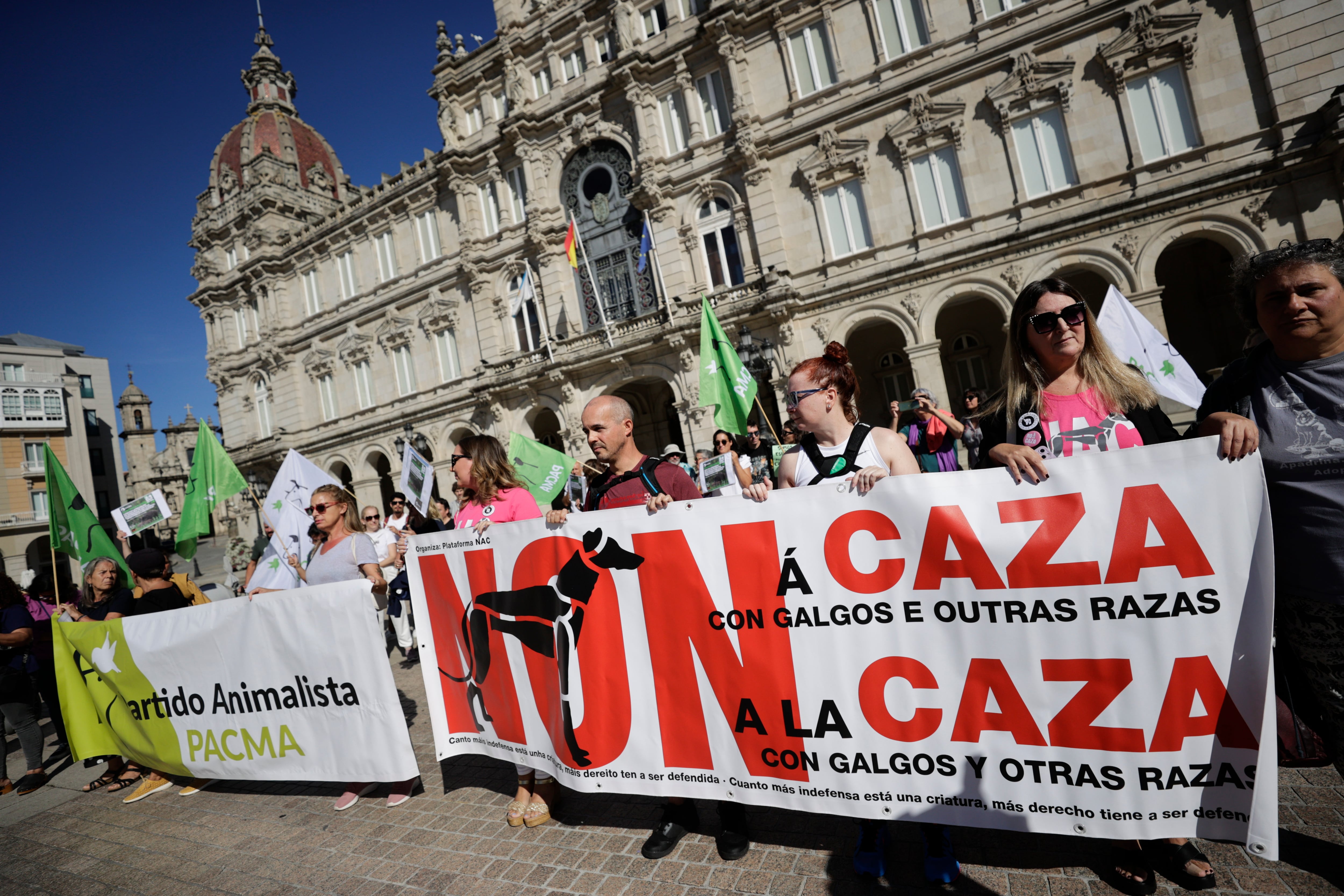 A CORUÑA, 24/09/23.- El partido animalista PACMA convoca una concentración junto a la plataforma NAC, No a la Caza, y otras protectoras de animales contra la emergencia cinegética sobre los jabalíes decretada por una proliferación de la especie en 248 municipios, el 80,7 % del territorio gallego. EFE/Cabalar
