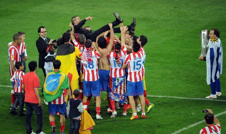 Los jugadores del Atlético mantean a Simeone tras la victoria en la final de la Europa League contra el Athletic en Bucarest.