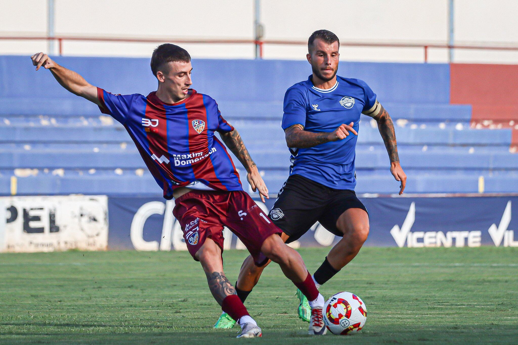 Pol Roigé intenta robar el balón a un jugador del Alzira. Foto: CF Intercity