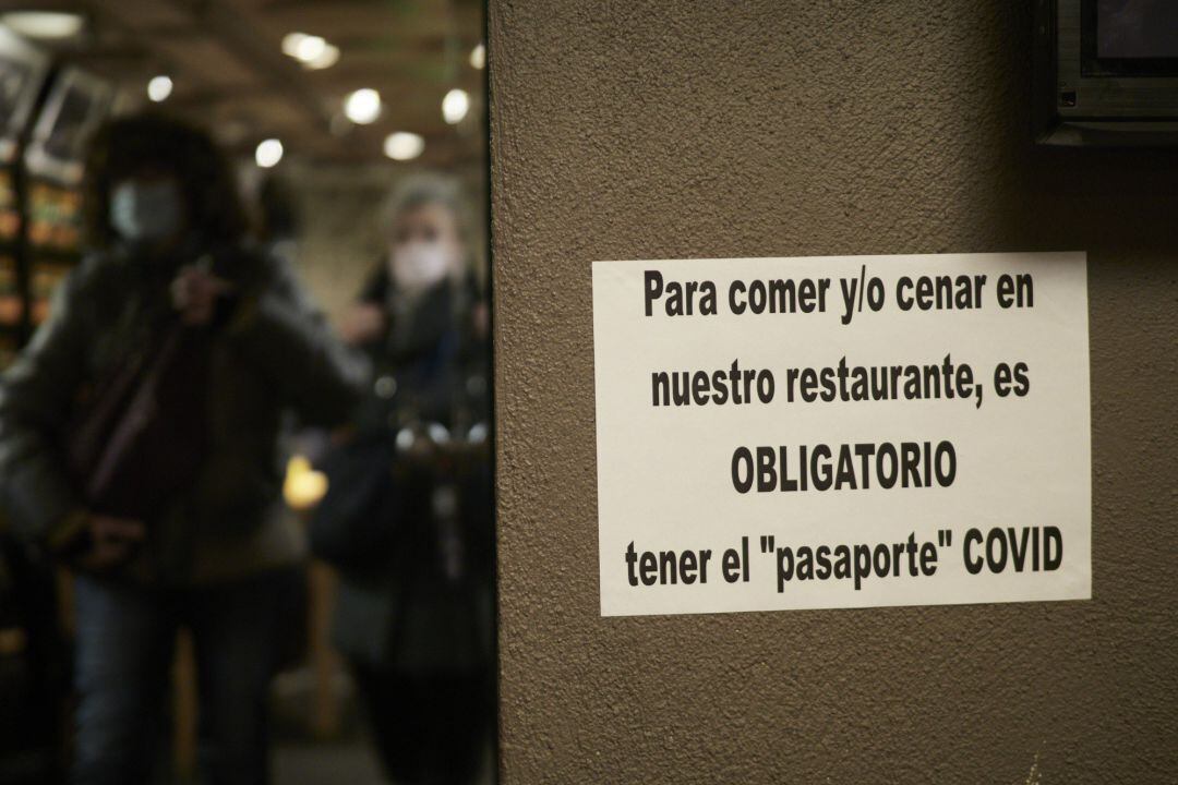 Imagen de archivo de un establecimiento en el que piden el pasaporte Covid