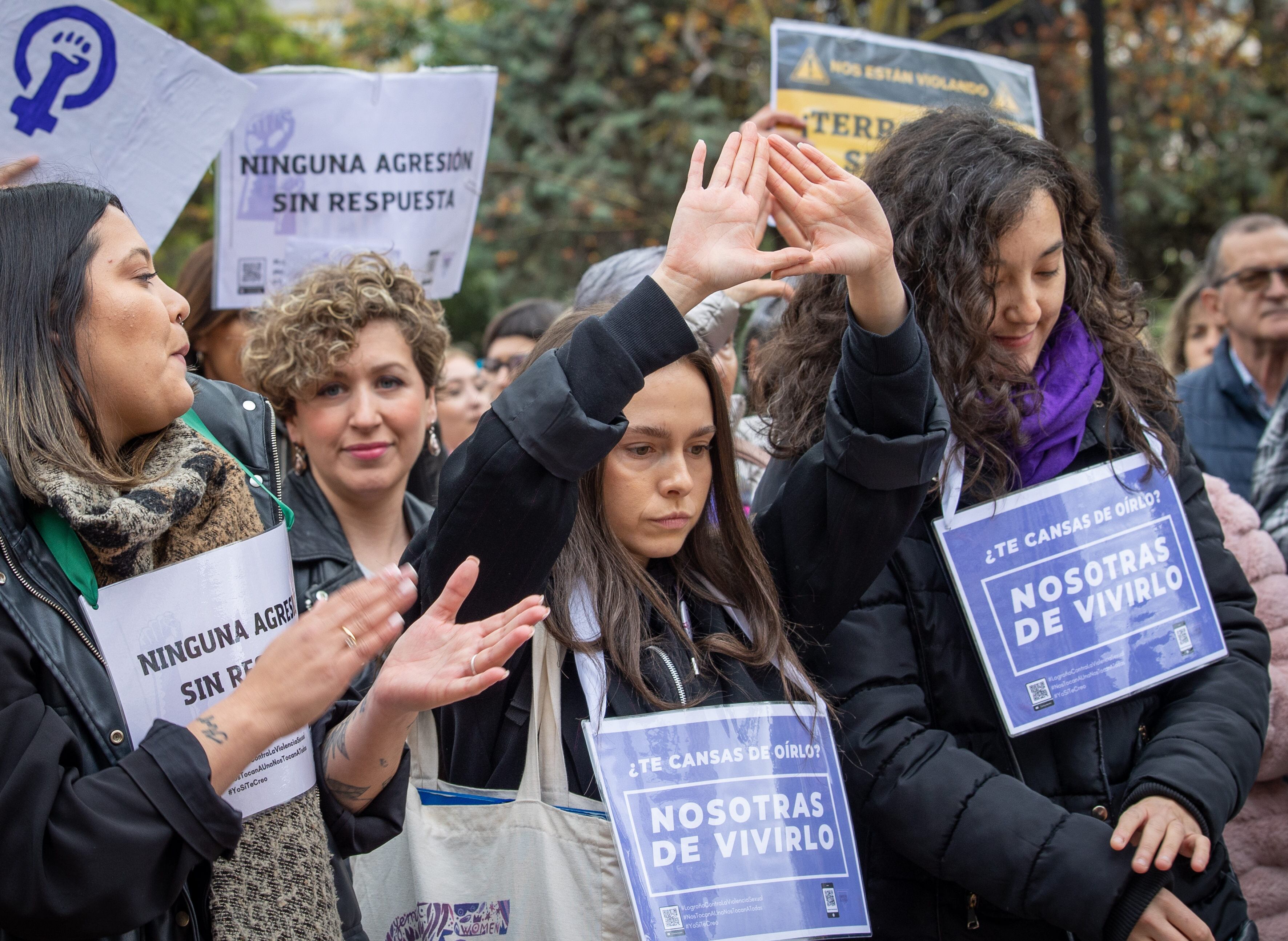 LOGROÑO 15/04/2023.- Unas 300 personas con pancartas, se han concentrado ante la Delegación del Gobierno en La Rioja con el lema, Logroño contra la violencia sexual. El Movimiento Feminista de La Rioja, ante la reciente agresión sexual en grupo a dos niñas de 12 y 13 años en Logroño, ha clamado este sábado "basta ya". EFE/Raquel Manzanares