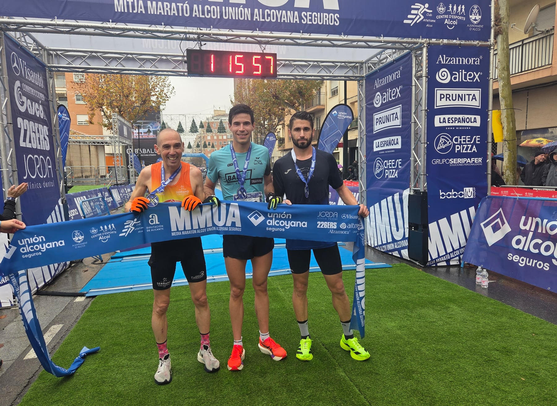Los tres primeros clasificados de la Mitja Marató Unión Alcoyana Seguros