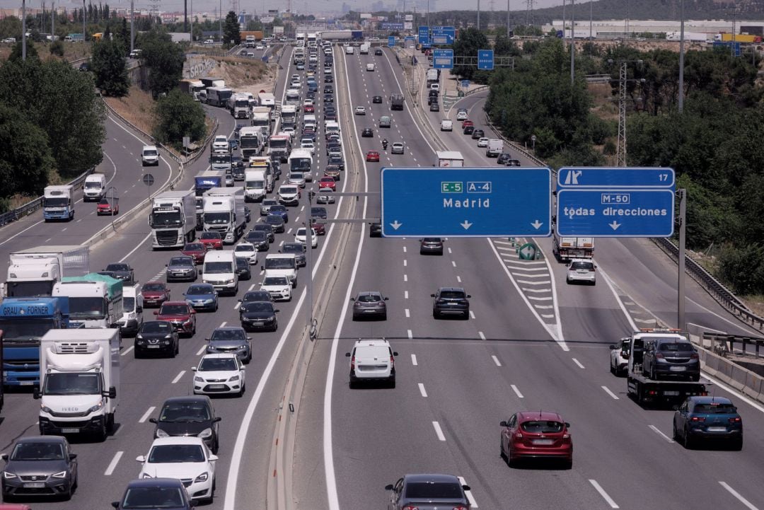 Archivo - Tráfico de coches en la autovía del Sur o A-4.