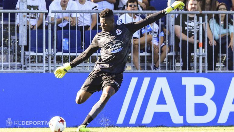 Francis Uzoho en un partido con el Deportivo  