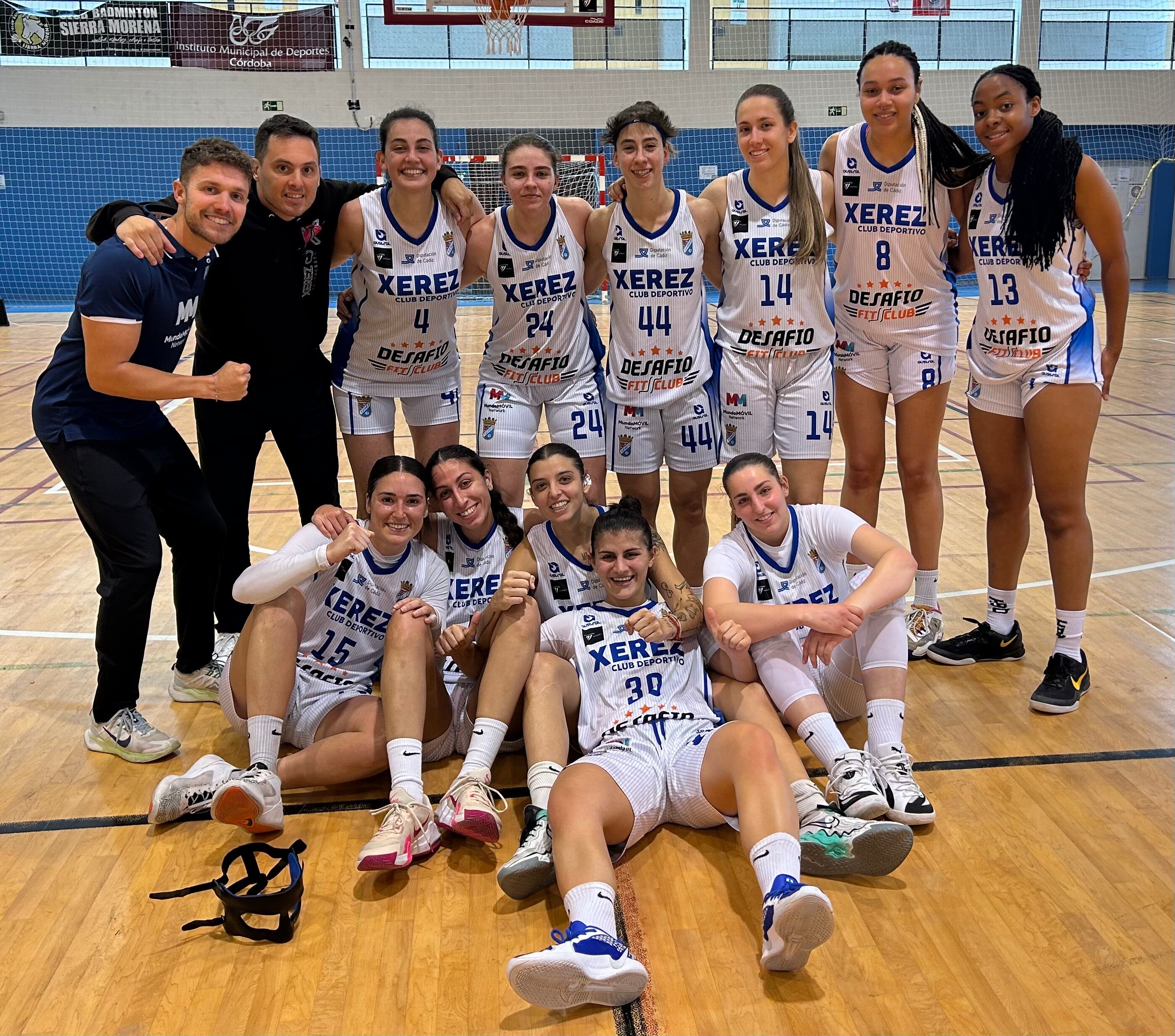 Jugadoras del Xerez CD de baloncesto celebran el triunfo en Córdoba