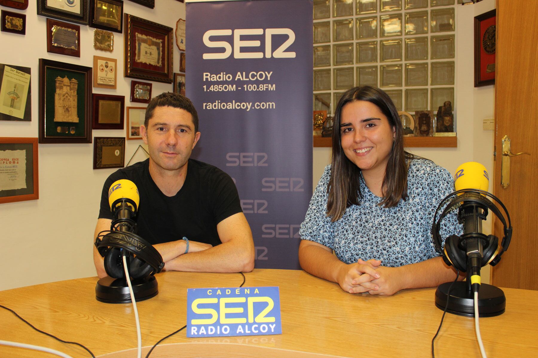 Miquel Pla y Aurora Dominguez, en el estudio central de Radio Alcoy