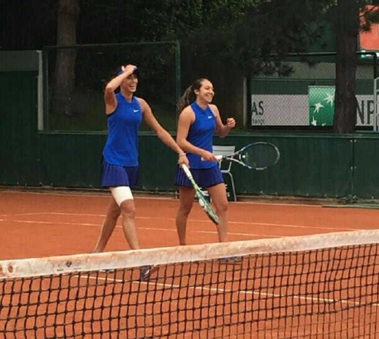 Paula Arias y Olga Danilovic celebran su pase a semifinales del cuadro de dobles del R.Garros Junior