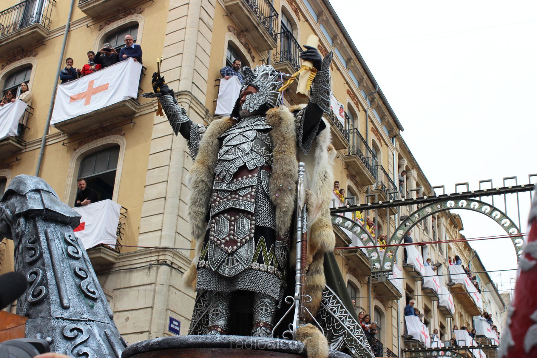 Un instante de la llegada del capitán cristiano de los Muntanyeses a la Plaza de España en las pasadas Entradas
