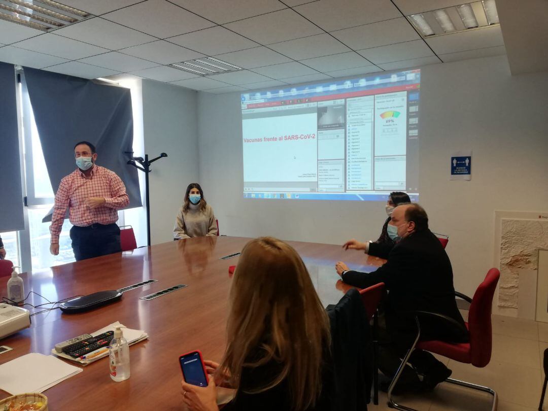 Salud inicia la formación a sanitarios para la administración de la vacuna de la Covid