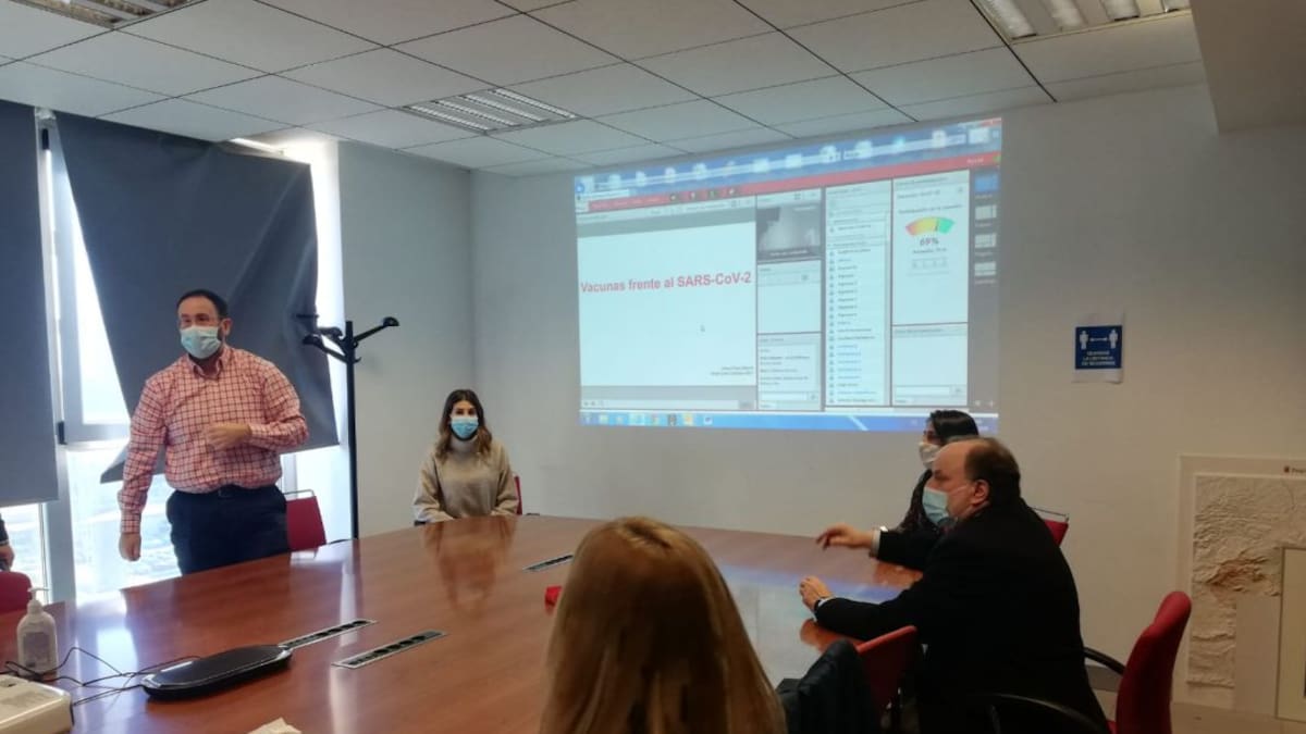 Salud inicia la formación a sanitarios para la administración de la vacuna de la Covid