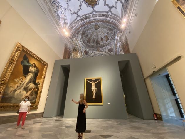 La Consejera de Cultura, Patricia del Pozo, ante el Crucificado de Zurbarán en la sala V del Museo de Bellas Artes