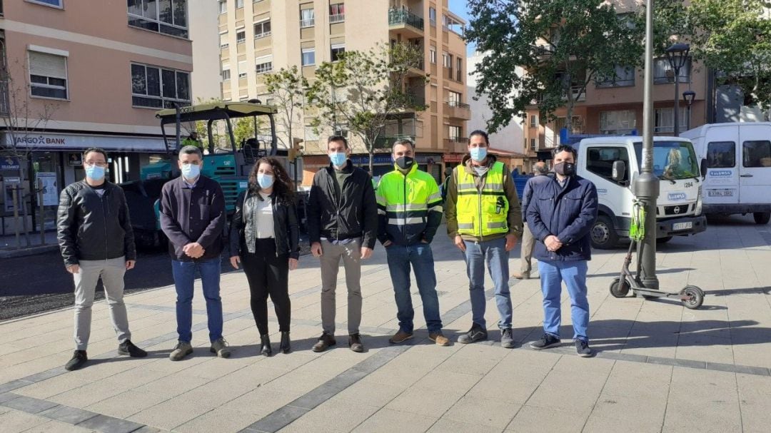 La regidora de Infraestructuras y Accesibilidad, Angélica Pastor; el regidor de Distrito Llevant, Daniel Oliveira; el coordinador De Infraestructuras, Luis Sureda y el director general de Comercio Frabrizio di Giacomo visitan obras plaza Pere Garau