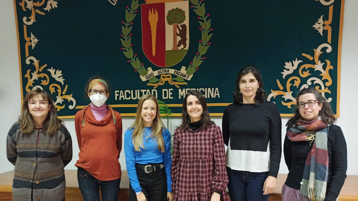 Elena Solesio-Jofre, profesora, y Silvia López, alumna, ambas de la facultad de Psicología de la UAM hablan del proyecto 'Acercando vidas'.