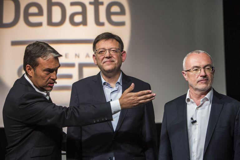 Ximo Puig y Antonio Montiel, junto al jefe de contenidos de la Cadena SER Comunitat  Valenciana, Bernardo Guzmán, durante el debate en las últimas elecciones autonómicas