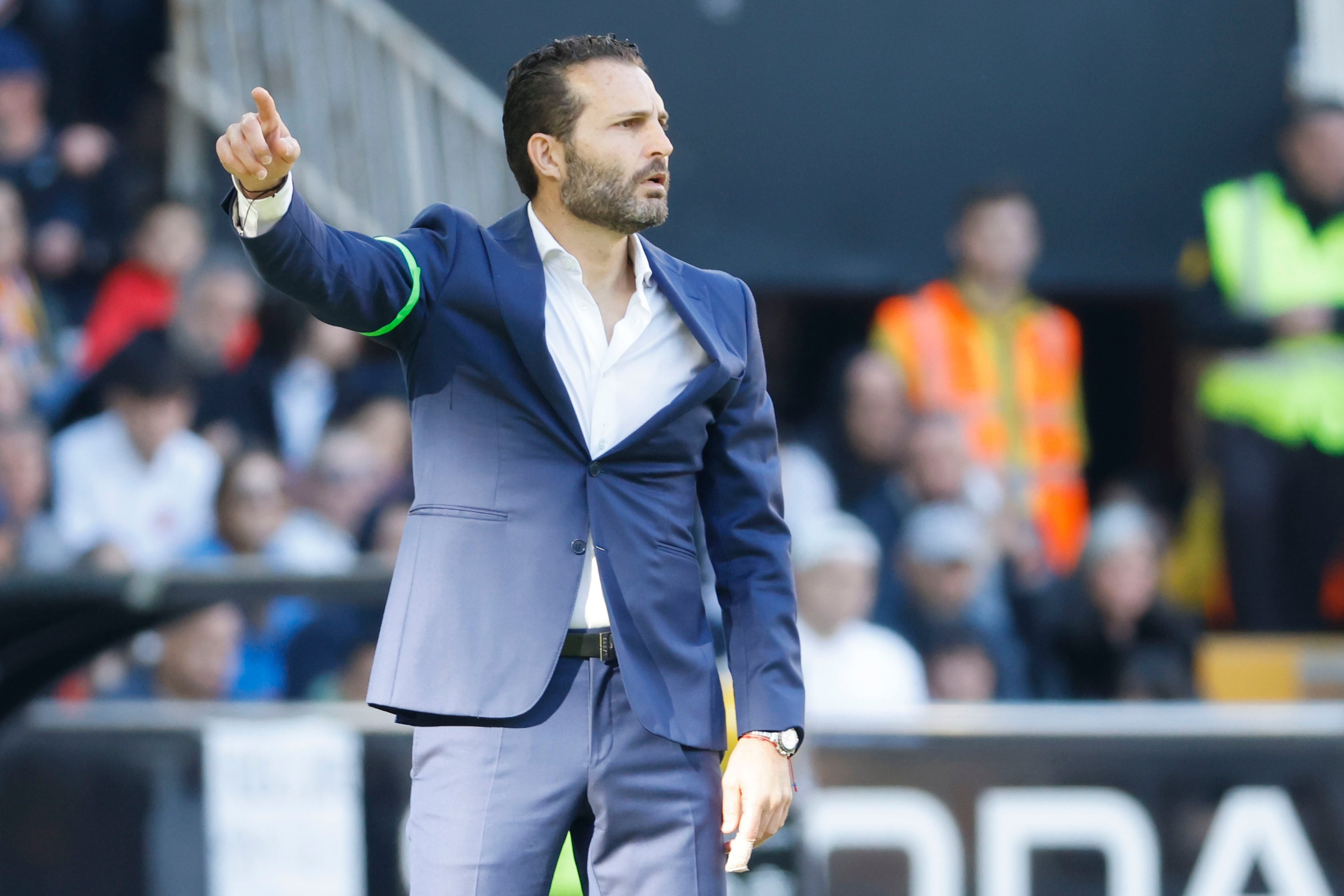 El entrenador del Valencia Rubén Baraja da instrucciones a sus jugadores contra el UD Almería durante su partido de LaLiga disputado este sábado en Mestalla. EFE/ Ana Escobar