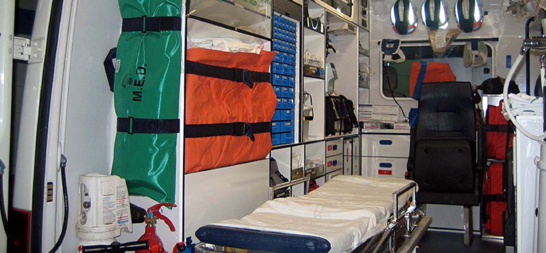 Interior de una ambulancia de EPES.
