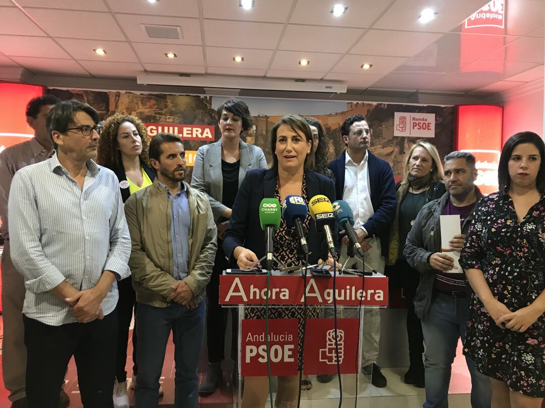 Isabel Aguilera ha estado arropada por una treintena de militantes socialistas