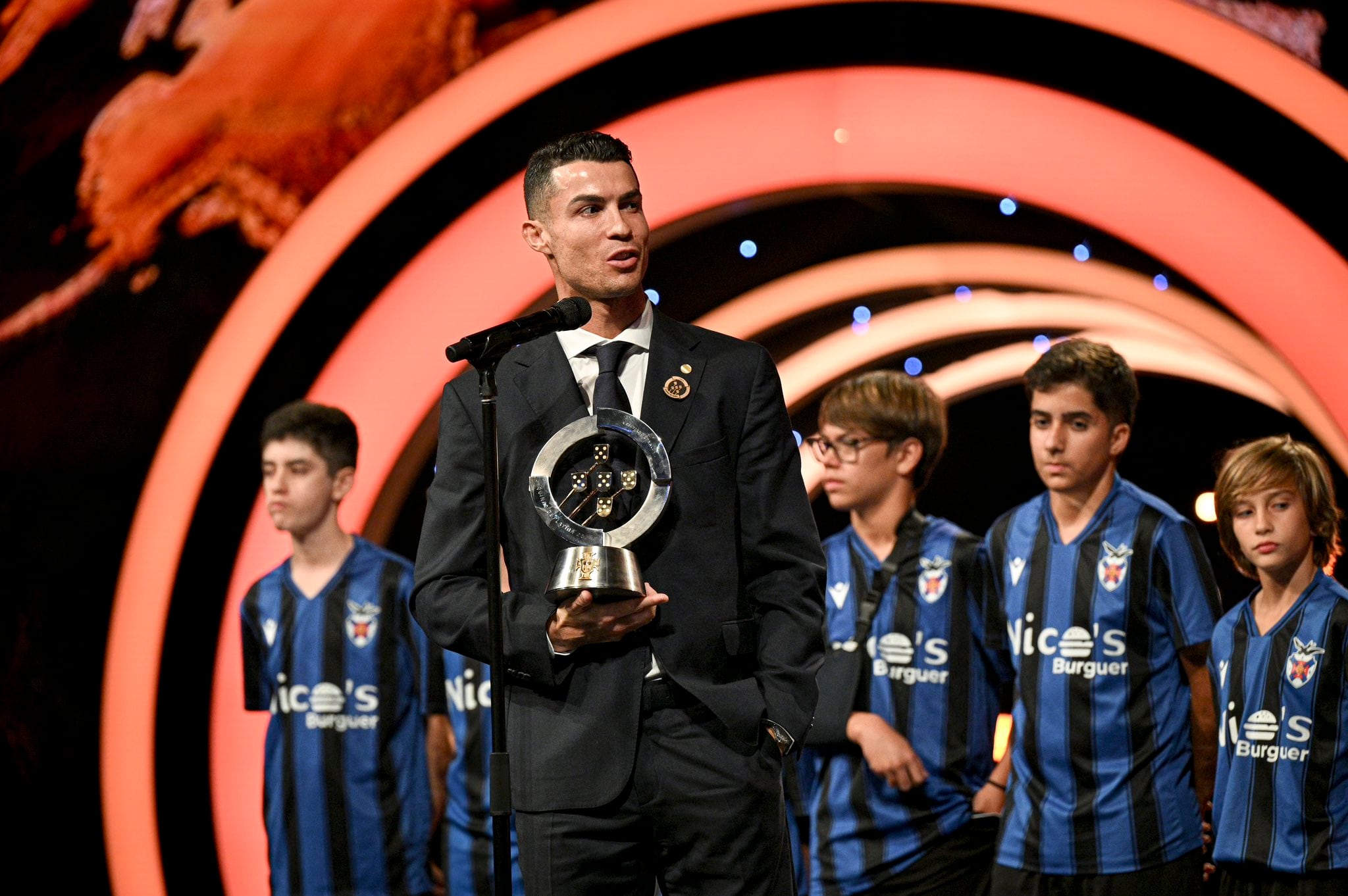 Cristiano Ronaldo recibe el trofeo Quinas de Platino