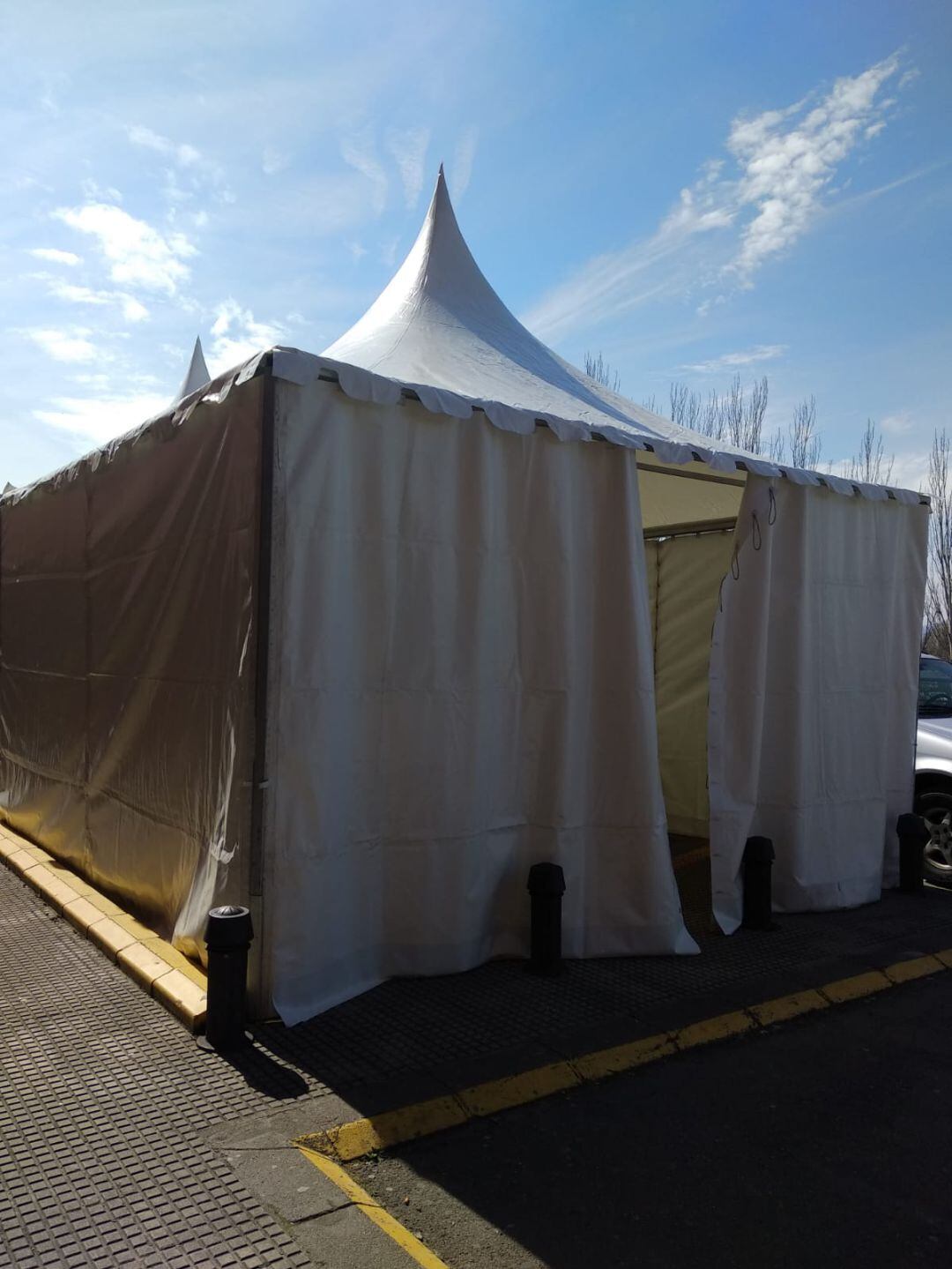 Carpa instalada en el hospital