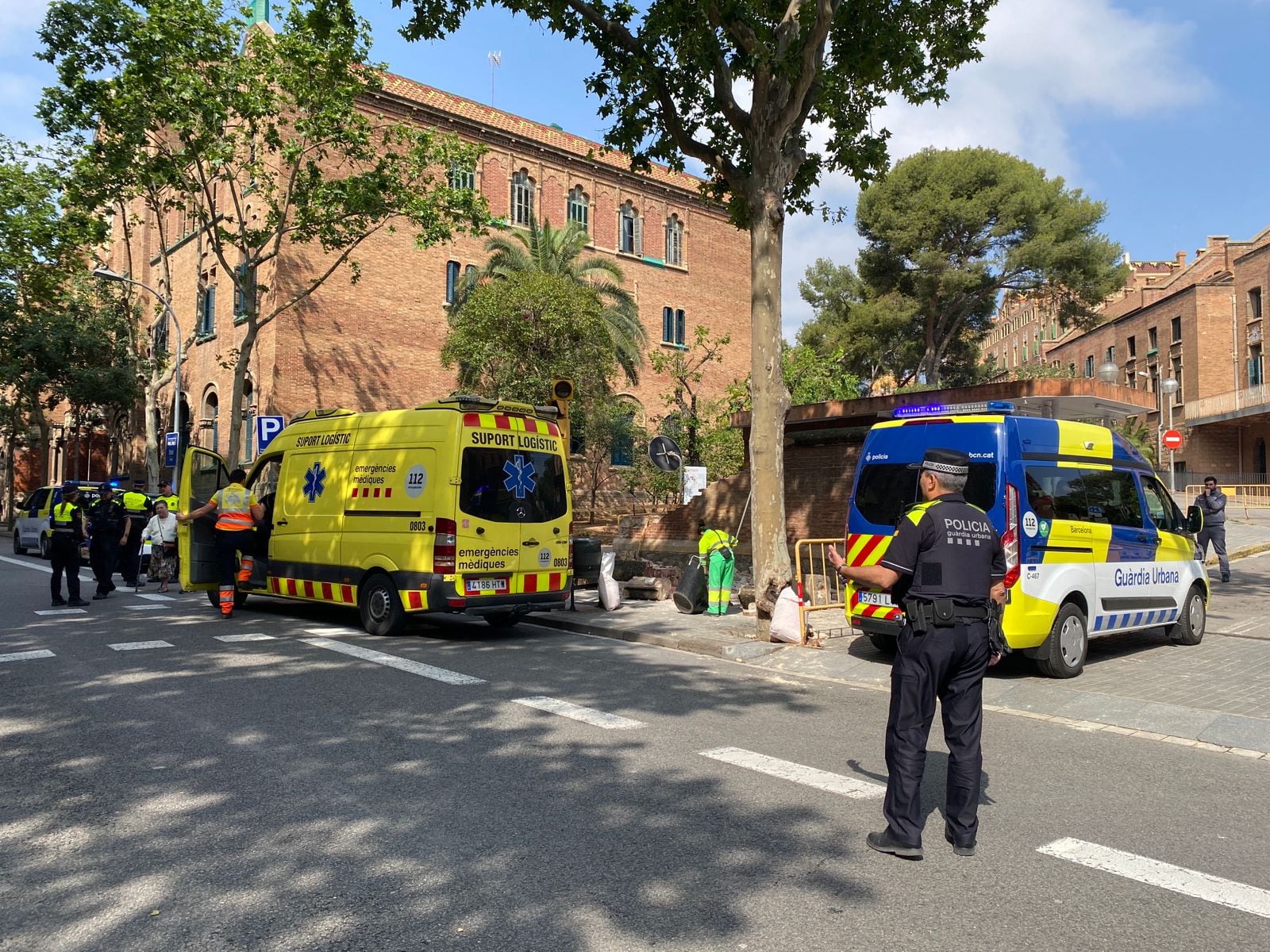 Una ambulancia y una furgoneta de la Guardia Urbana de Barcelona en el lugar del accidente.