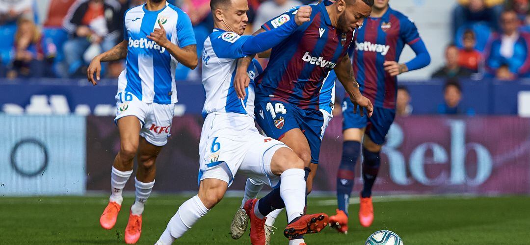 Roque Mesa pugna por un balón en el partido de la jornada 8 ante el Levante UD