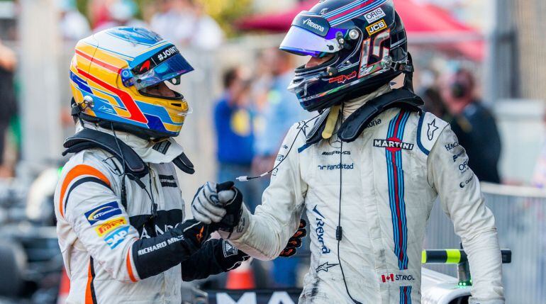 Fernando Alonso felicita a Lance Stroll tras su tercer lugar en Bakú