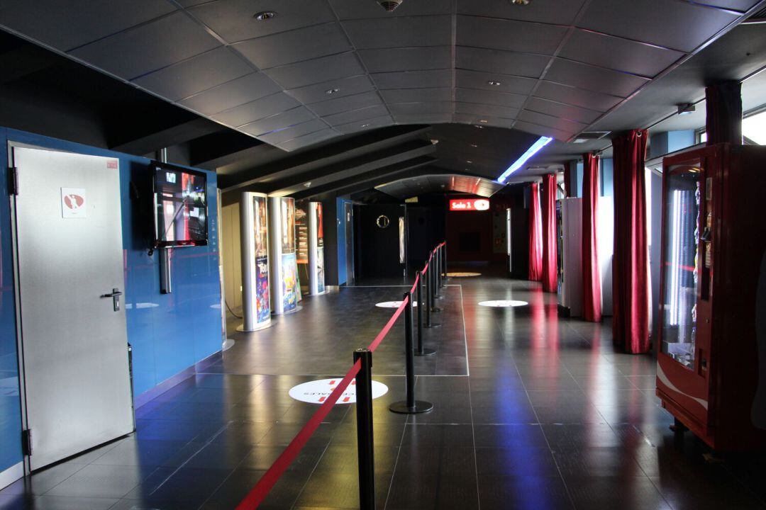 Els cinemes Illa Carlemany han obert aquest cap de setmana amb diverses mesures de seguretat com ara un circuit d'anada i tornada (a la imatge) a les sales i un aforament reduït.