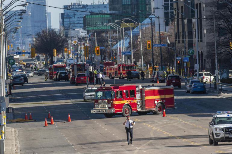 Vista general del lugar donde una camioneta alquilada ha recorrido la acera golpeando a varios peatones hoy, lunes 23 de abril de 2018, en Yonge Street, norte de Toronto (Canadá)