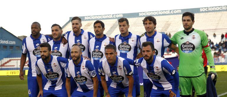  El equipo del Deportivo La Coruña posa para la foto previo al partido contra Celta de Vigo en el Parque Central de Montevideo