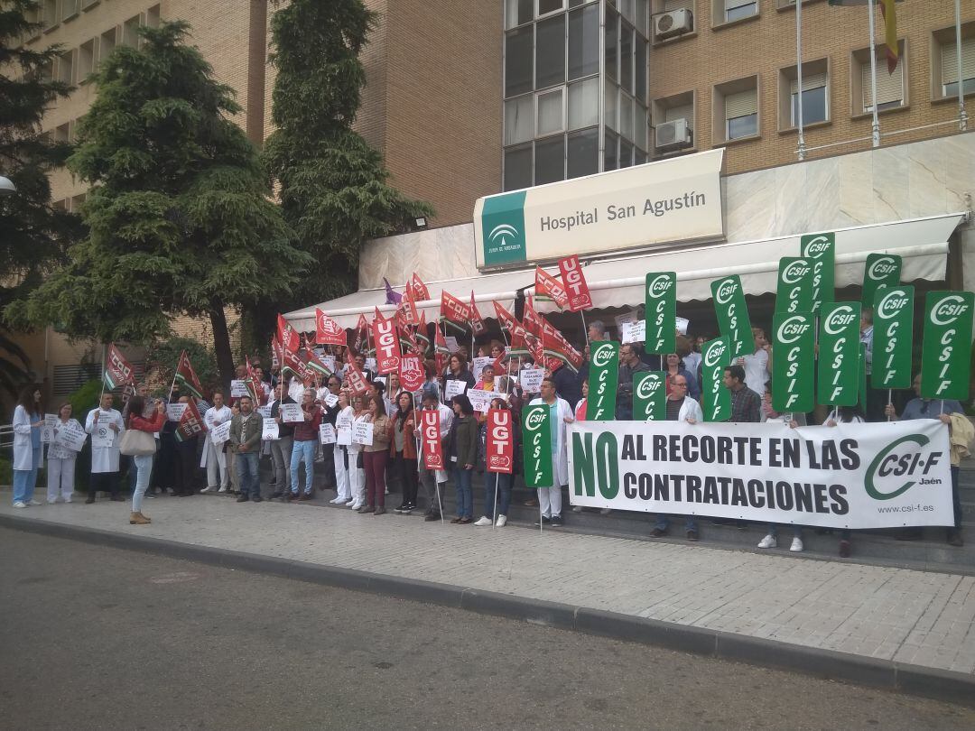 Concentración de profesionales sanitarios contra las políticas de recortes de la Junta de Andalucía en la contratación de personal.