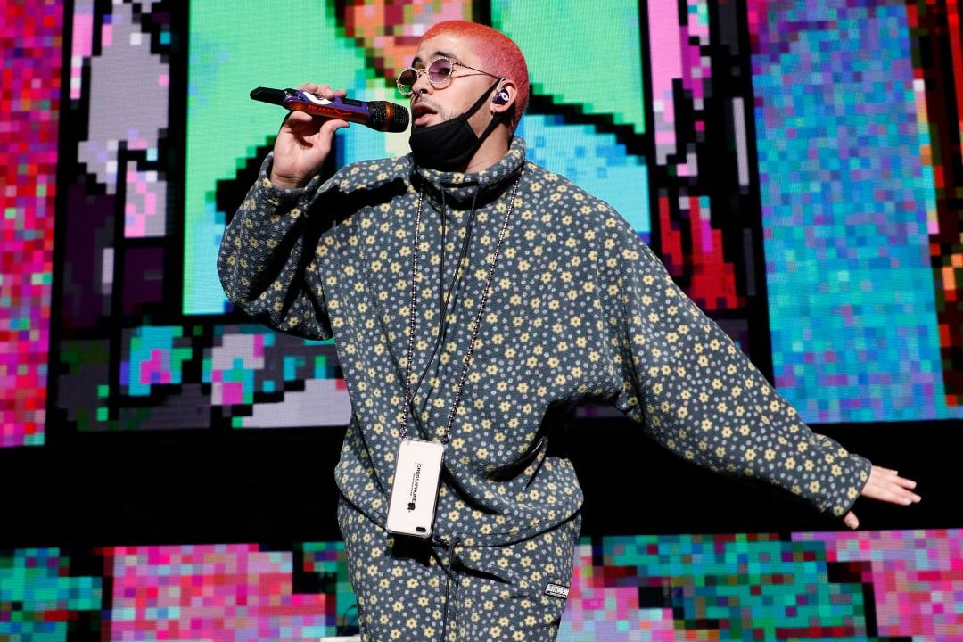 Bad Bunny durante un concierto en el Staples Center de Los Ángeles