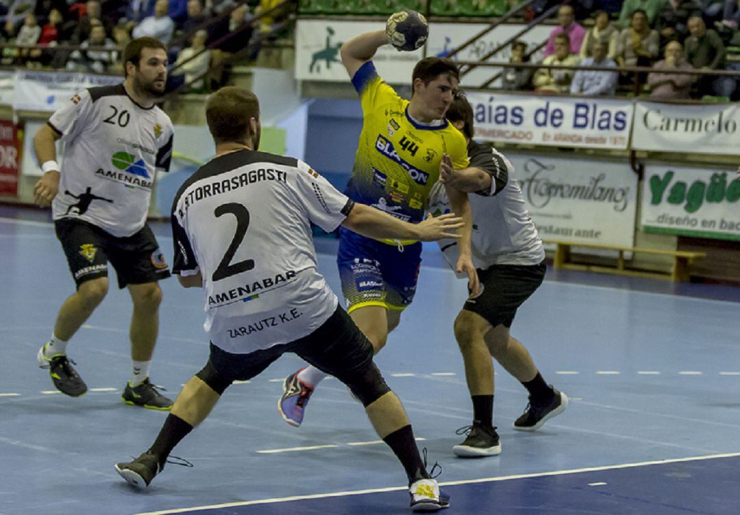 Julen Elustondo en una acción de ataque