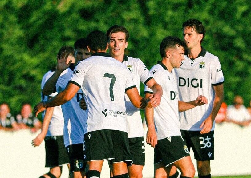 Los jugadores del Burgos celebrando uno de los goles de Íñigo Córdoba. / Foto: BCF Media