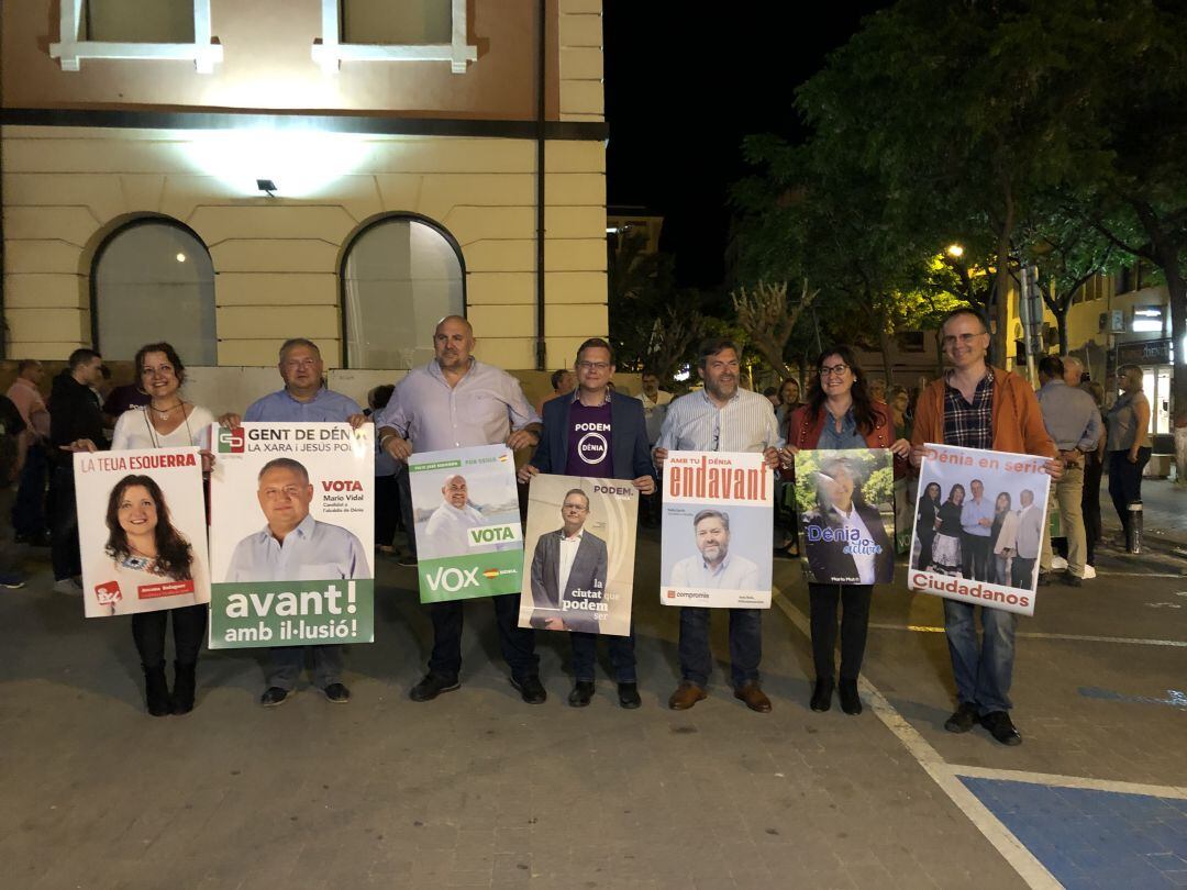 Inicio pegada de carteles en el Centro Social, en Dénia.