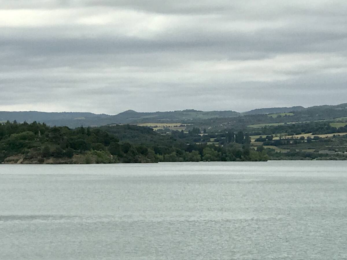 Crece muy ligeramente el agua en los embalses