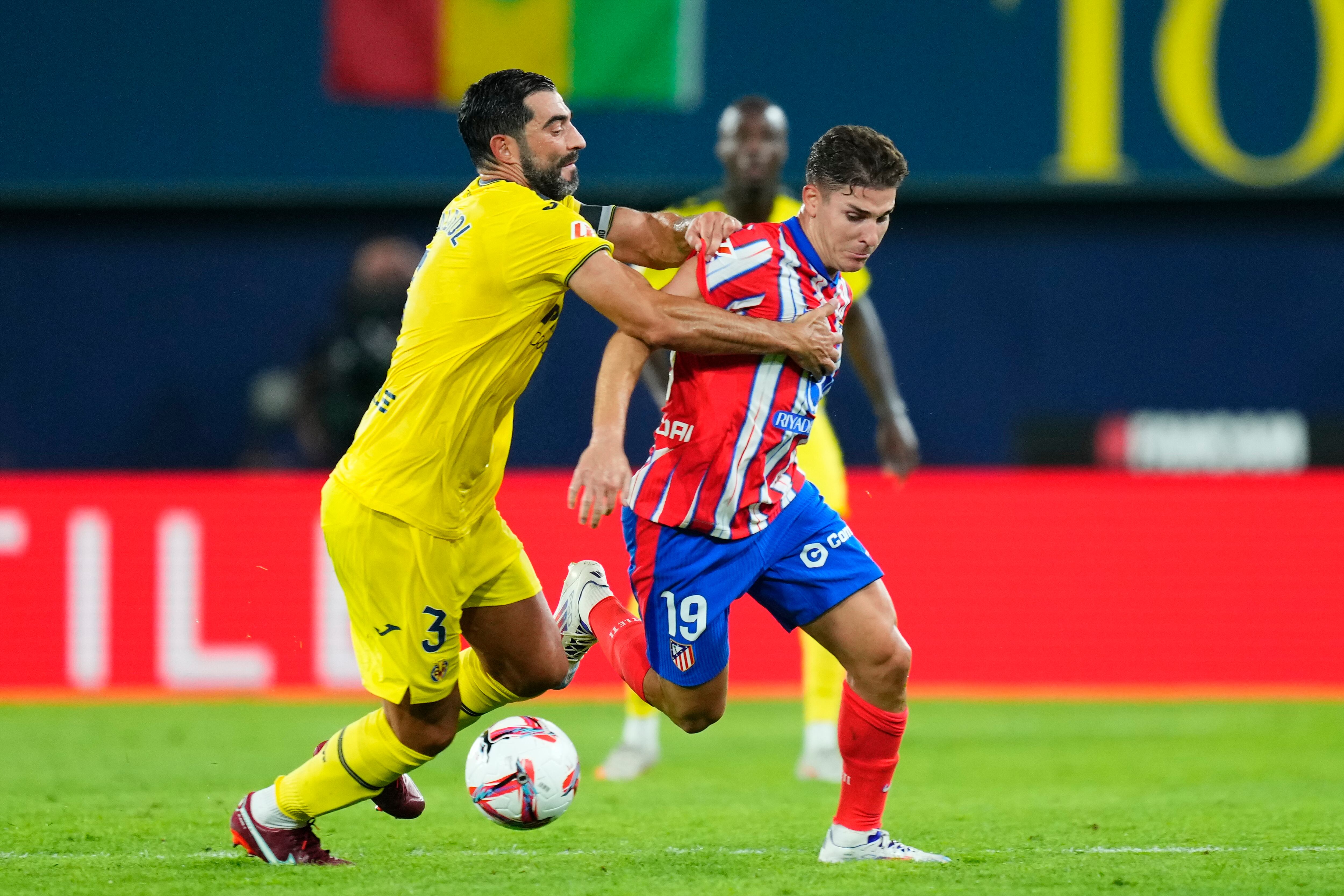 Julián Álvarez y Raúl Albiol pelean un balón en el encuentro de La Liga entre Villarreal y Atlético de Madrid