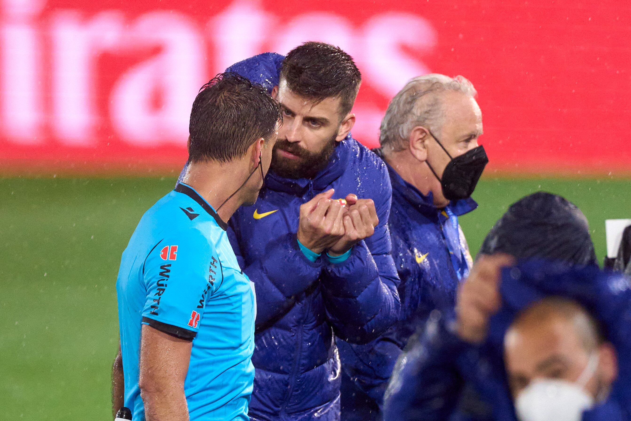 Piqué habla con el árbitro durante el descanso del Osasuna - Barça.