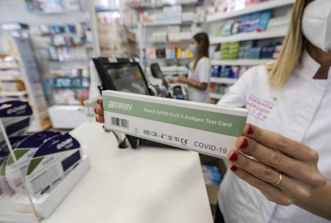 Las farmacias de Baleares realizarán test de antígenos y serán las que inicien el trámite para gestionar la baja laboral en caso de un positivo.