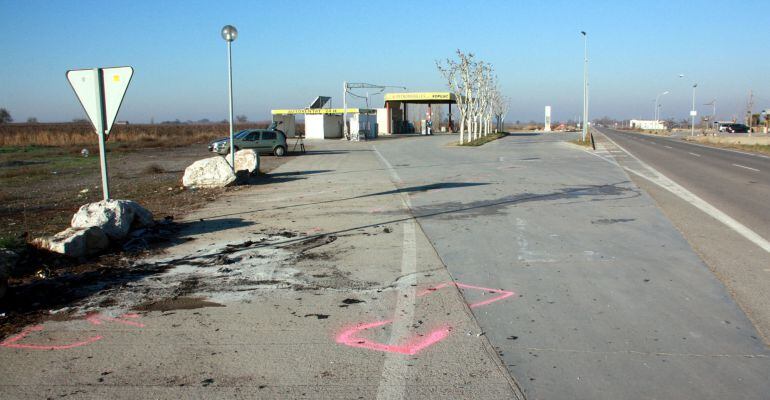 Imatge del punt de la col.lisió de l'envestida del vehicle al cotxe patrulla aparcat