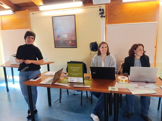 La coordinadora y las monitoras explicaron el proceso de este taller en la clausura