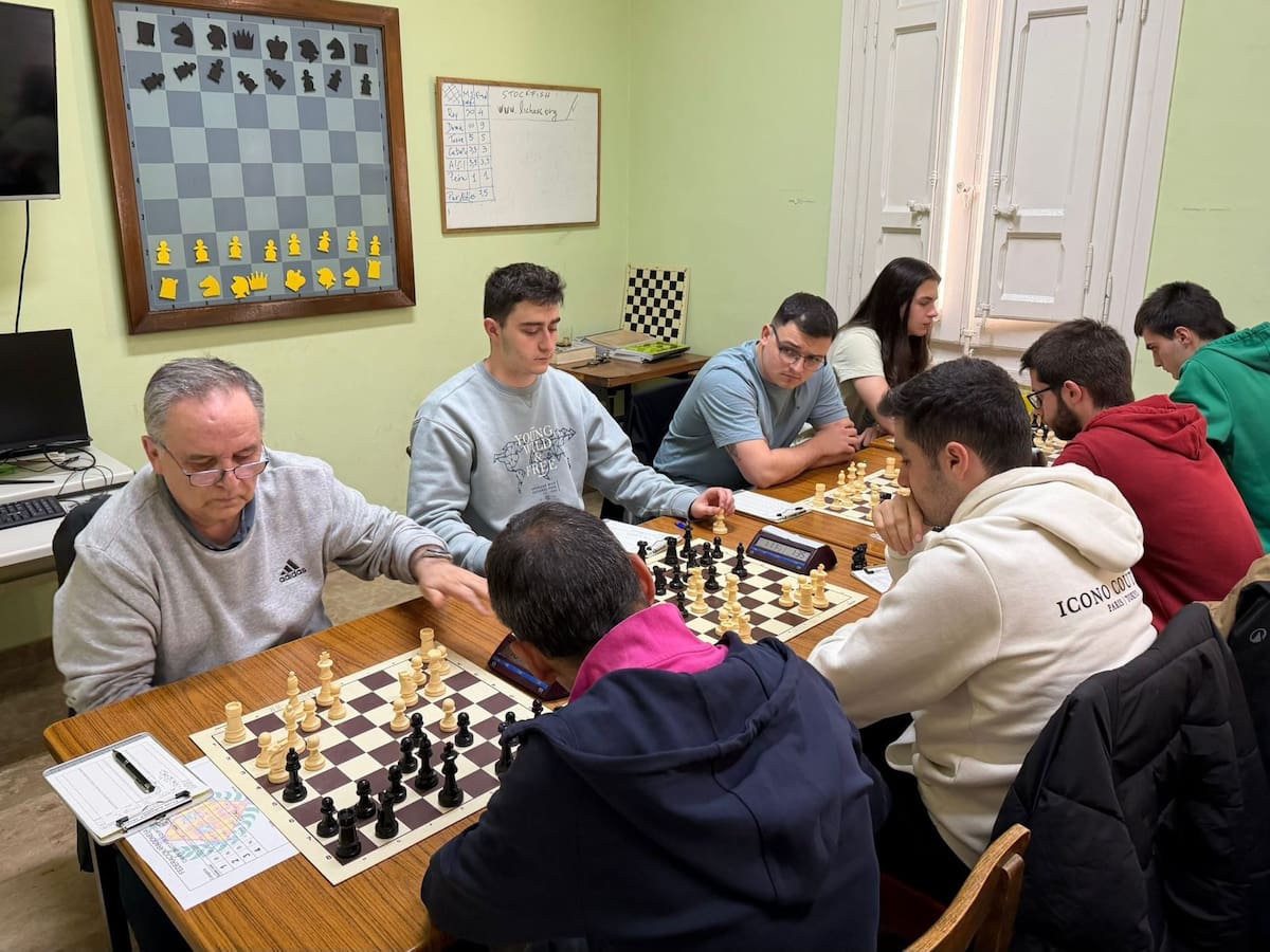 Roberto Cifuentes habla del éxito del Club Jaque Huesca de ajedrez tras conseguir el campeonato de Aragón