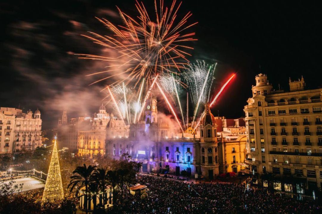 Foto de archivo de la fiesta de bienvenida al año nuevo en la plaza del Ayuntamiento de València