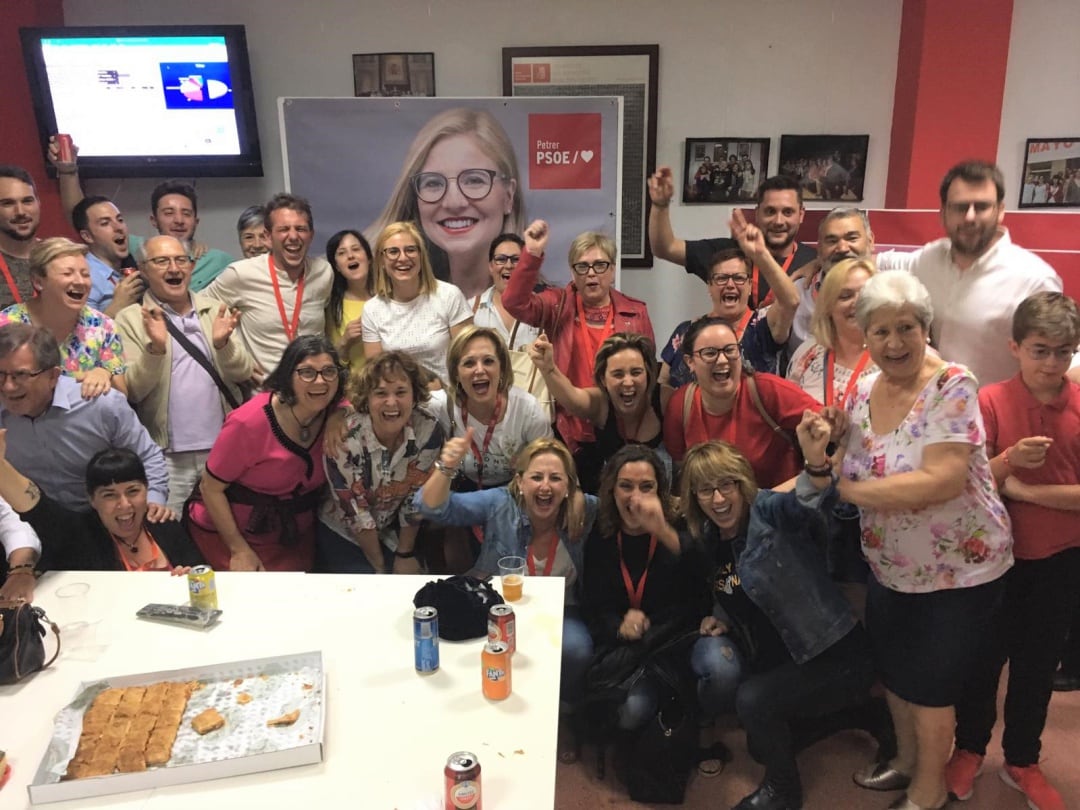 Irene Navarro, candidata por el PSOE en las elecciones municipales del 26 de mayo, en la sede tras conseguir la mayoría absoluta.