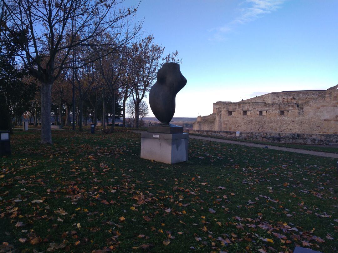 Escultura de Baltasar Lobo en los jardines del Castillo de Zamora