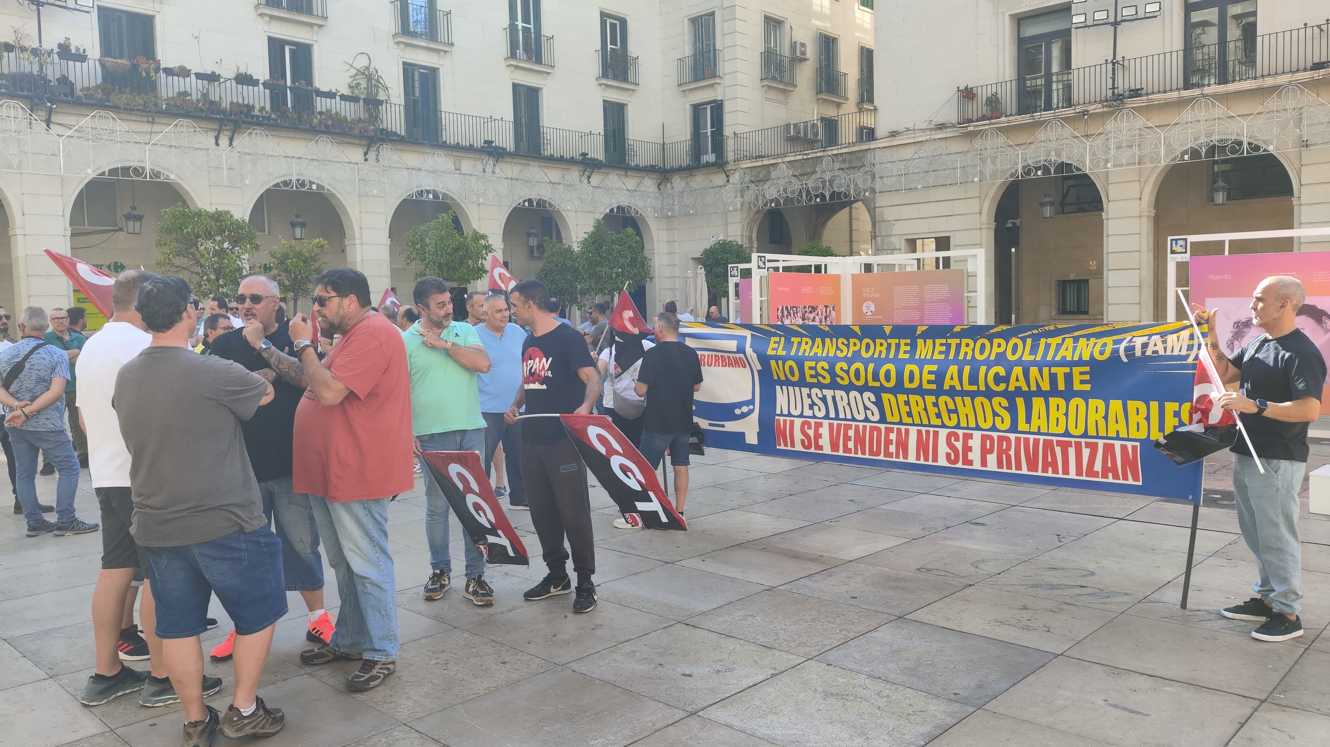 Empleados de La Alcoyana se concentran ante el Ayuntamiento de Alicante