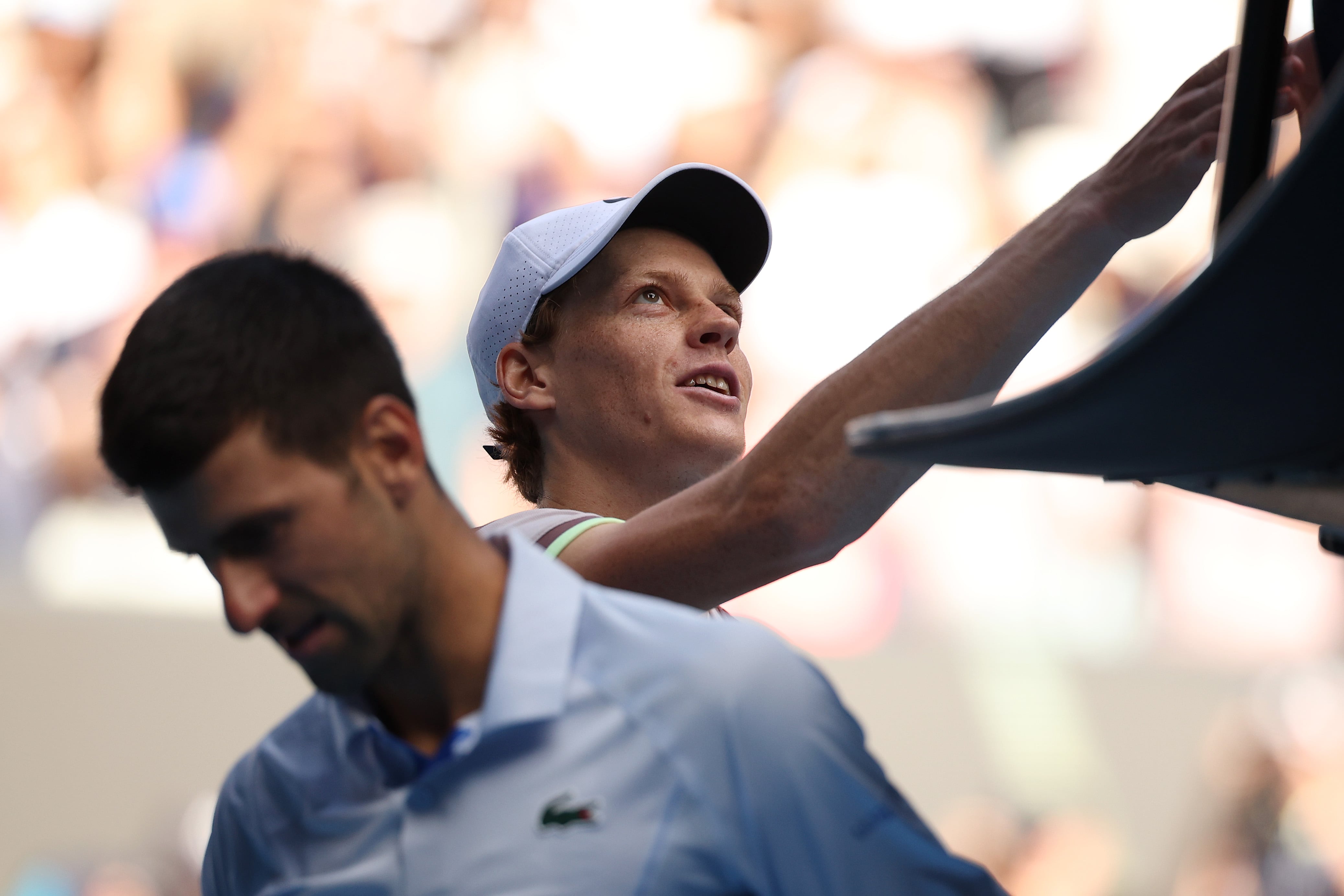 Jannik Sinner y Novak Djokovic se saludan tras un partido en el Open de Australia en 2024