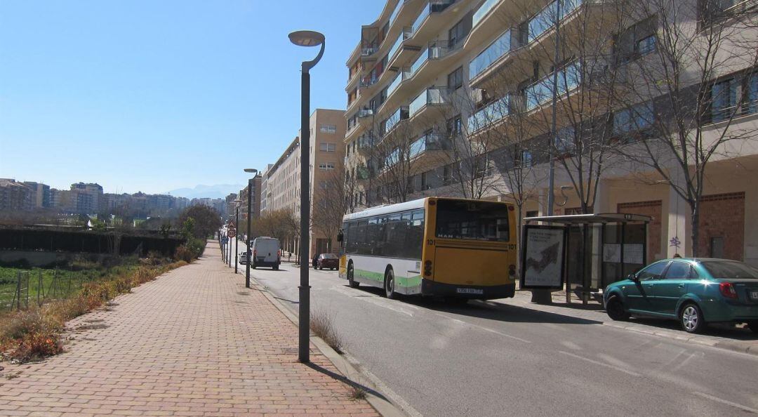 Un autobús urbano recorre el Paseo de España de la capital.