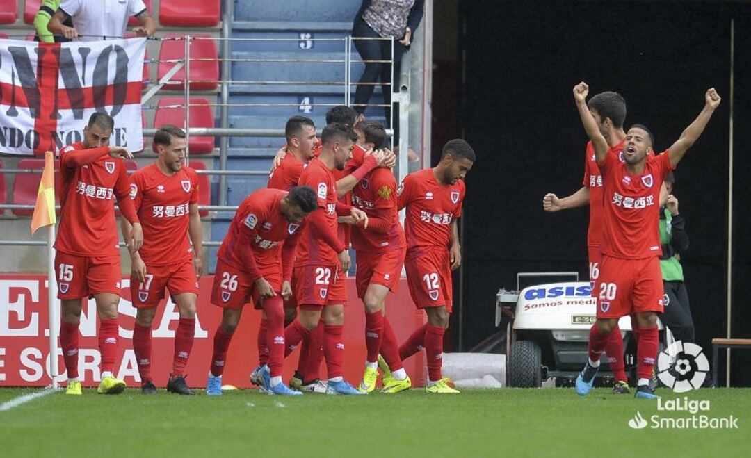 Los jugadores del Numancia celebran el gol de la victoria, obra de Escassi, ante el Albacete.