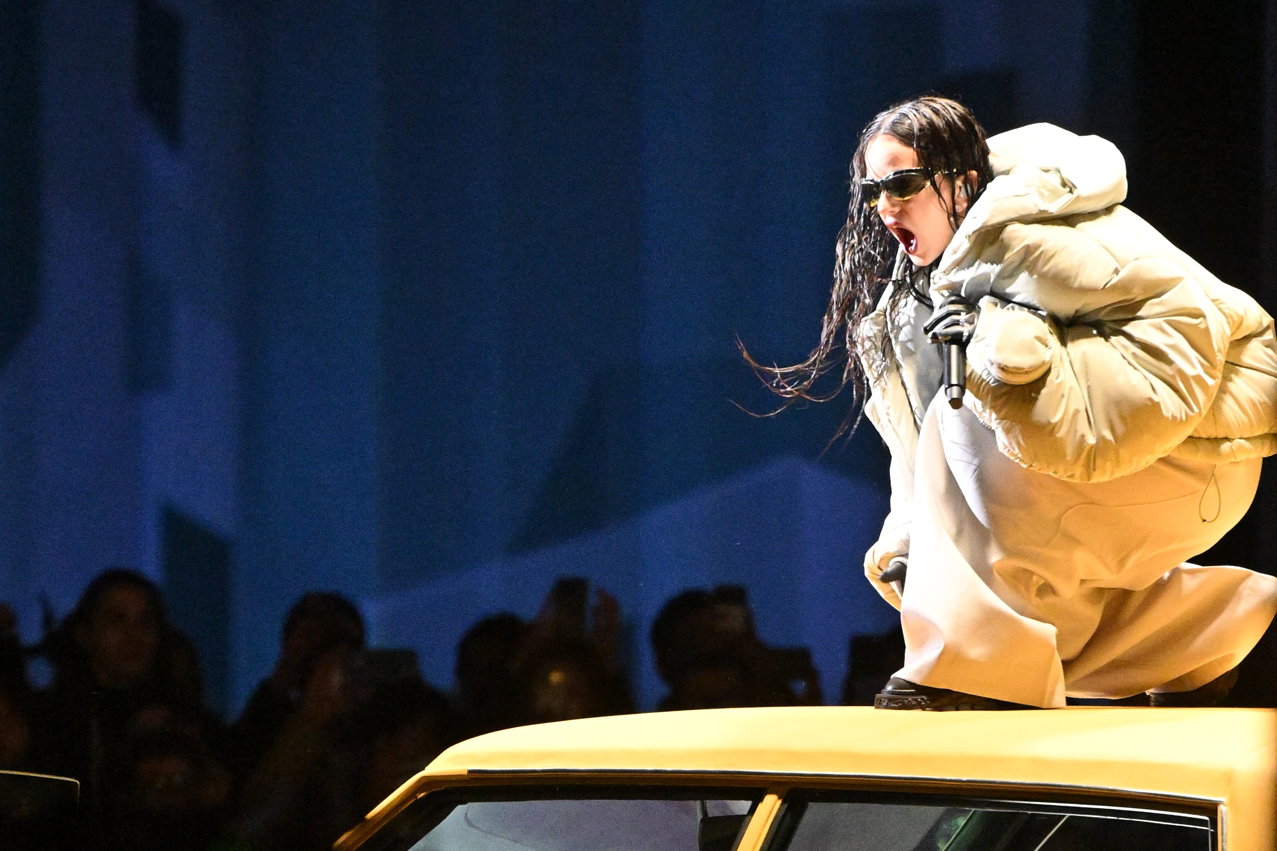 Rosalía actuando durante el desfile de Louis Vuitton Menswear Fall-Winter 2023-2024